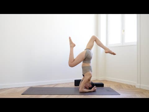 Root to Rise | Yoga routine pour apprendre l’équilibre sur la tête (le poirier)